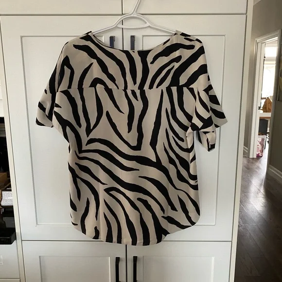 NWOT Reitmans Woven Zebra-Print Short Sleeve Top in Black and Cream - Picture 3 of 4